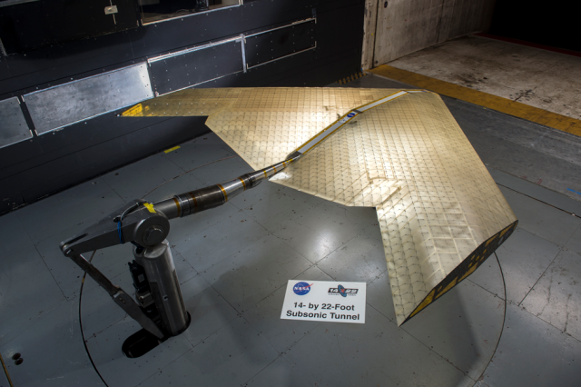 風洞テストを受けるMITとNASAが開発した翼モデル（Kenny Cheung氏, NASA Ames Research Centerより）